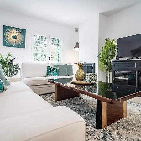 Ferienhaus Charming And Modern 3-bedroom Duplex In Aloha Pueblo With Mountain Views Marbella