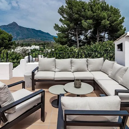Ferienhaus Charming And Modern 3-bedroom Duplex In Aloha Pueblo With Mountain Views Marbella