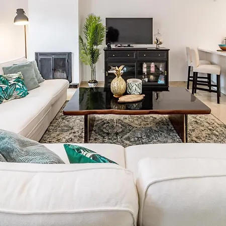 Casa de Férias Charming And Modern 3-bedroom Duplex In Aloha Pueblo With Mountain Views Marbella