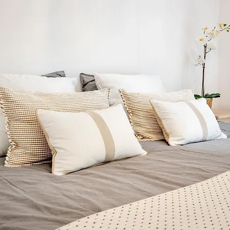 Tatil Evi Charming And Modern 3-bedroom Duplex In Aloha Pueblo With Mountain Views Marbella