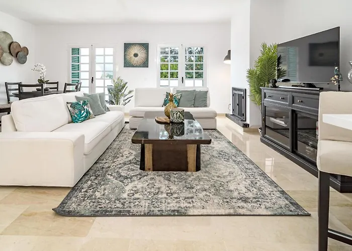 Charming And Modern 3-bedroom Duplex In Aloha Pueblo With Mountain Views マルベーリャ