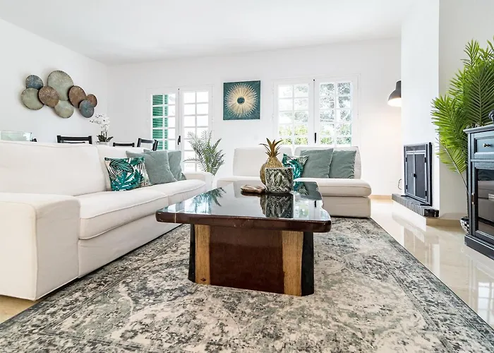 Charming And Modern 3-bedroom Duplex In Aloha Pueblo With Mountain Views マルベーリャ