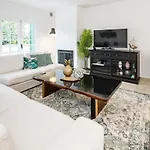 Charming And Modern 3-bedroom Duplex In Aloha Pueblo With Mountain Views Feriehus *