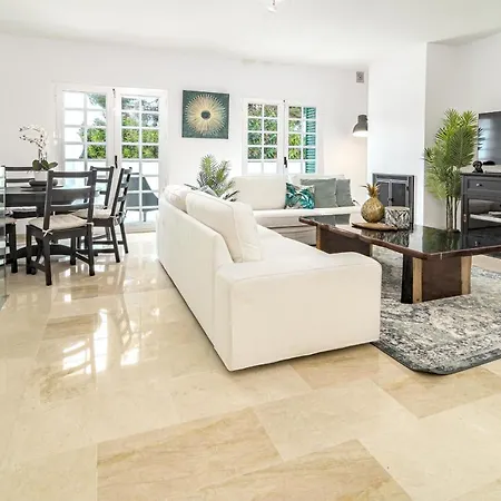 Charming And Modern 3-bedroom Duplex In Aloha Pueblo With Mountain Views 马尔韦利亚