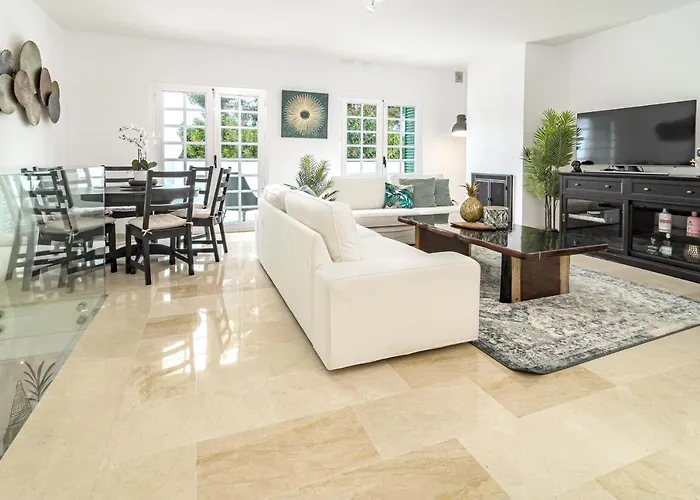 Charming And Modern 3-bedroom Duplex In Aloha Pueblo With Mountain Views 马尔韦利亚